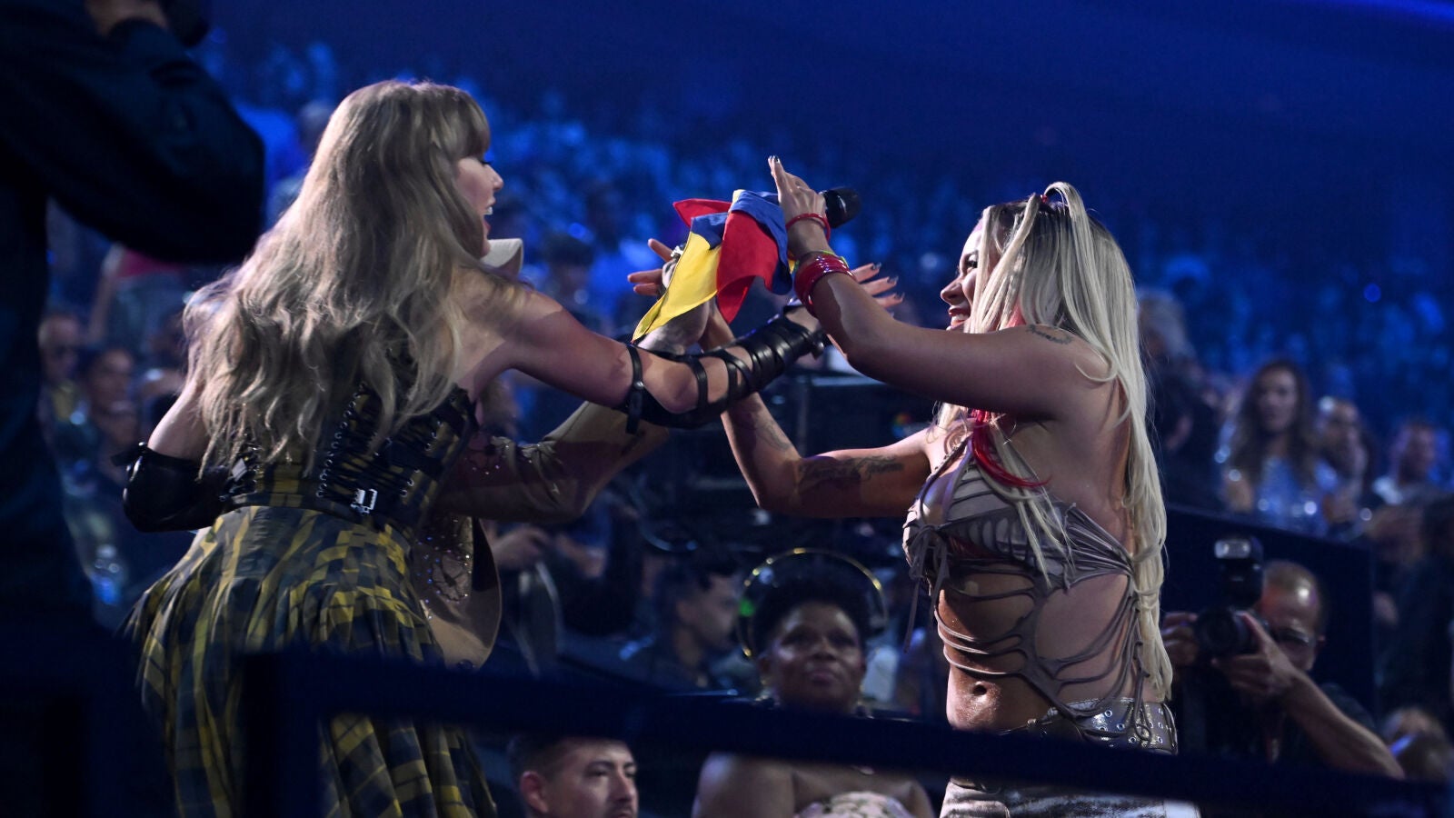 El baile viral entre Taylor Swift y Karol G en los MTV VMAs 2024 que todos están comentando