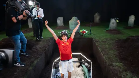 ¡Reto superado! Plex 'vuelve a la vida' tras pasar 48 horas enterrado ¡Reto superado! Plex 'vuelve a la vida' tras pasar 48 horas enterrado