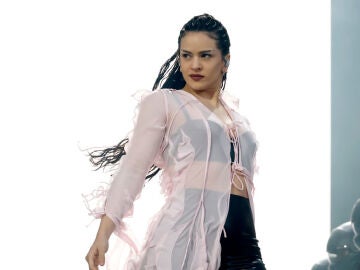 Rosal&iacute;a durante su actuaci&oacute;n en 2023 en Coachella
