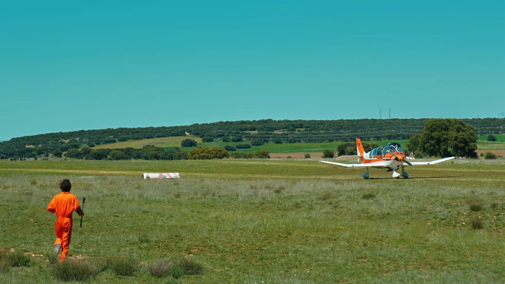 H&eacute;ctor Riumabu yendo a la avioneta