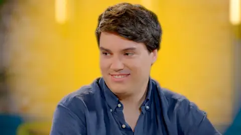 "Mi hijo es un bendito se le ve en la cara" Fernando con cara de no haber roto un plato