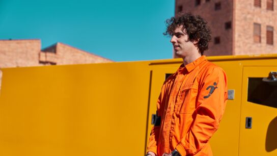 Hector Riumbau vestido con el mono naranja de fugitvio 