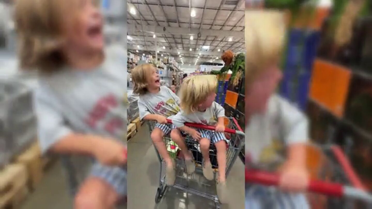 Una madre tiktoker asusta a sus hijos con la escultura de un hombre lobo en un supermercado