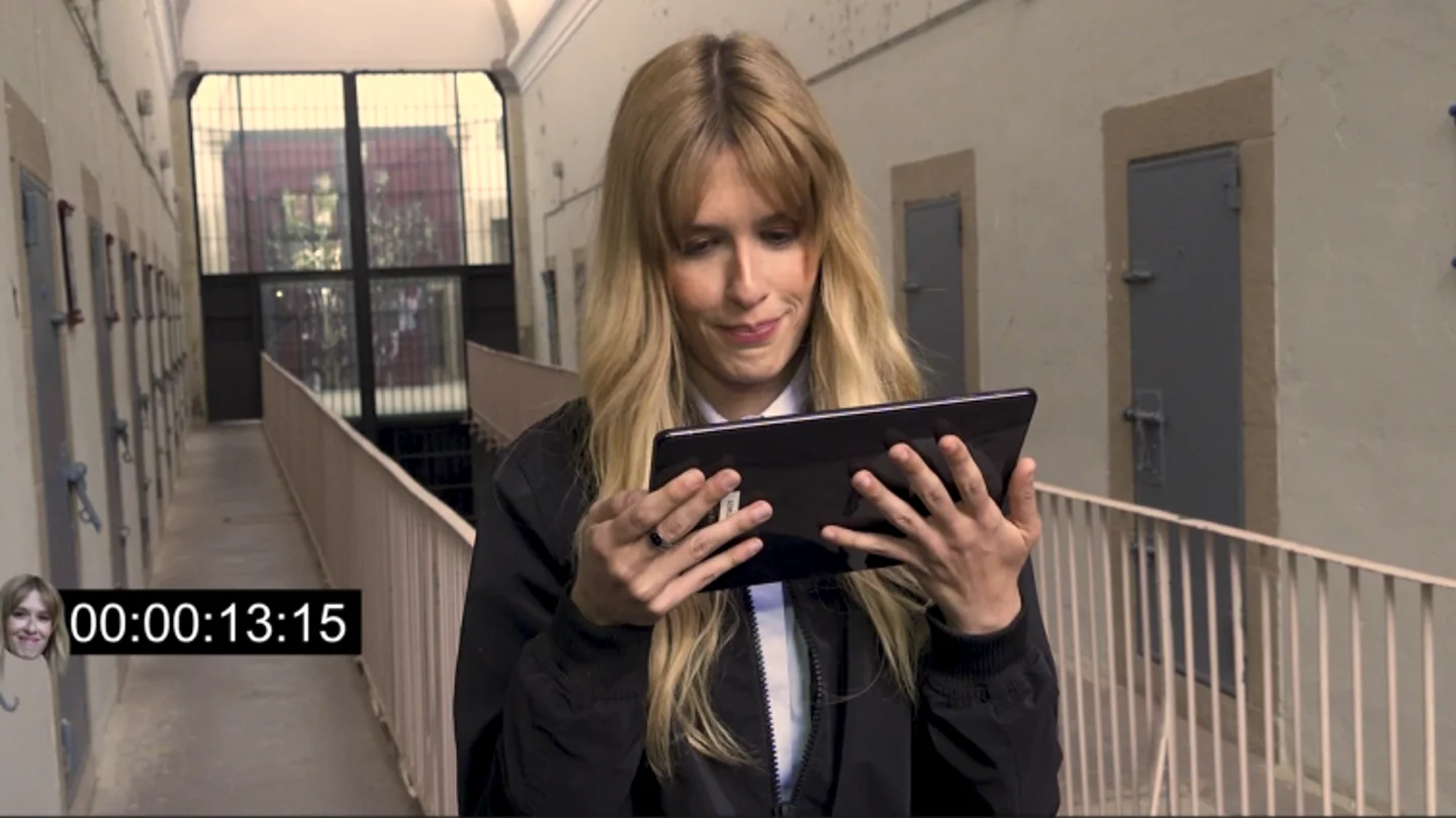 Gakian buscando al fugitivo Gakian sujeta una tablet donde busca al fugitivo