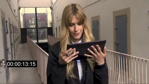 Gakian buscando al fugitivo Gakian sujeta una tablet donde busca al fugitivo