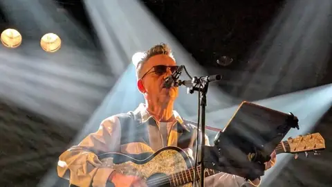 Richard Hawley durante su concierto en Santander Richard Hawley durante su concierto en Santander