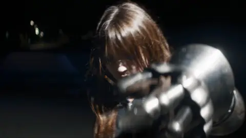 Saramalacara en el videoclip de Humo. Saramalacara en el videoclip de Humo.