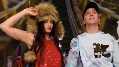 Rosalía y Ralphie Choo en el videoclip de Omega. Rosalía y Ralphie Choo en el videoclip de Omega.