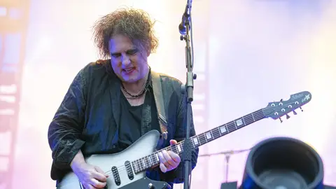 The Cure durante un concierto en 2019 The Cure durante un concierto en 2019