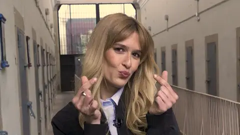 Gakian celebrando que ha acertado Gakian haciendo el gesto del corazón