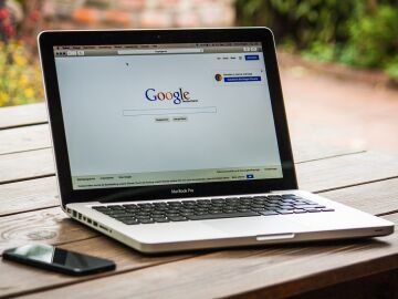 Imagen de un ordenador con Google abierto