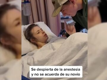 Captura del tiktok.com/@ceciarmy donde ense&ntilde;a la surrealista reacci&oacute;n de una chica al despertar de la anestesia arrasa en redes