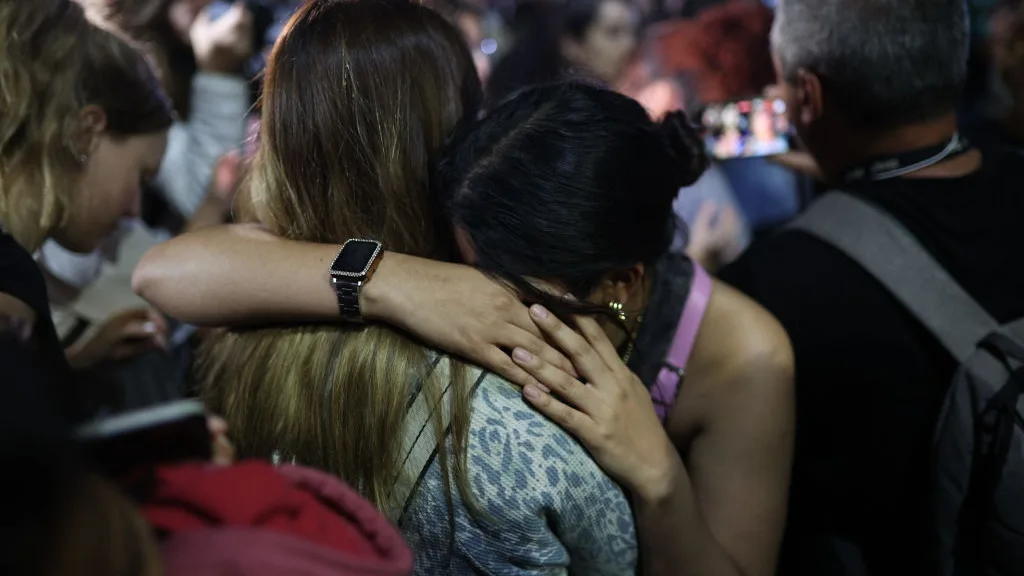 Fans llorando frente al hotel Casa Sur en Buenos Aires