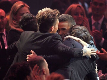 Los miembros de One Direction abraz&aacute;ndose en los Brit Awards 2013