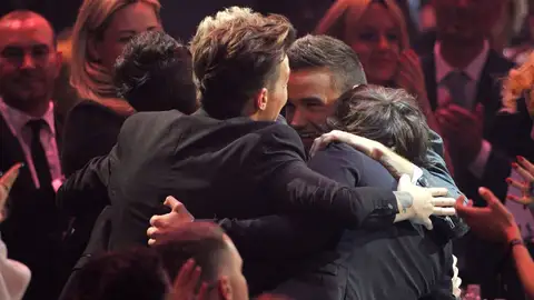 Los miembros de One Direction abrazándose en los Brit Awards 2013 Los miembros de One Direction abrazándose en los Brit Awards 2013