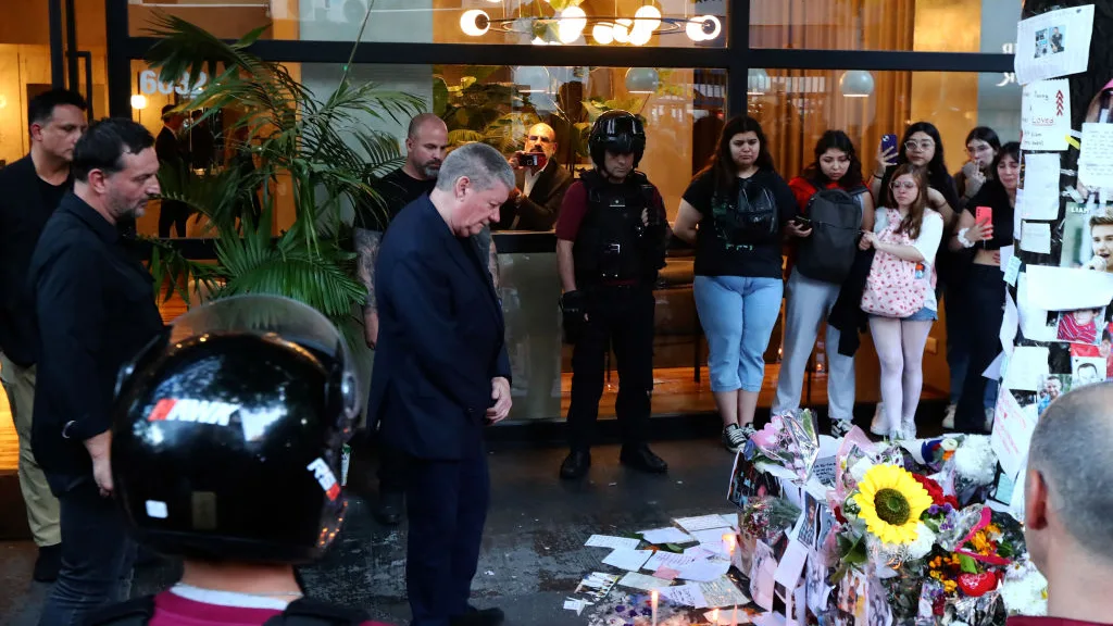 Geoff, el padre de Liam Payne, rinde homenaje a su hijo en el hotel donde muri&oacute;
