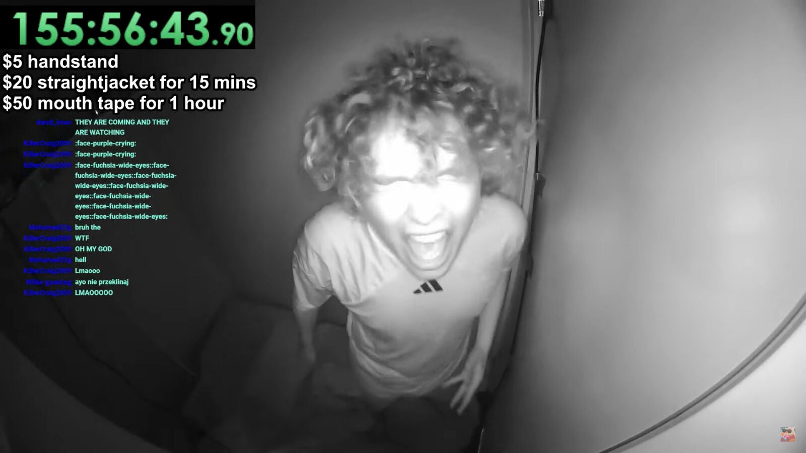 Un youtuber se encierra un mes en un armario para hacer un challenge, y empieza a hablar de alienígenas y demonios