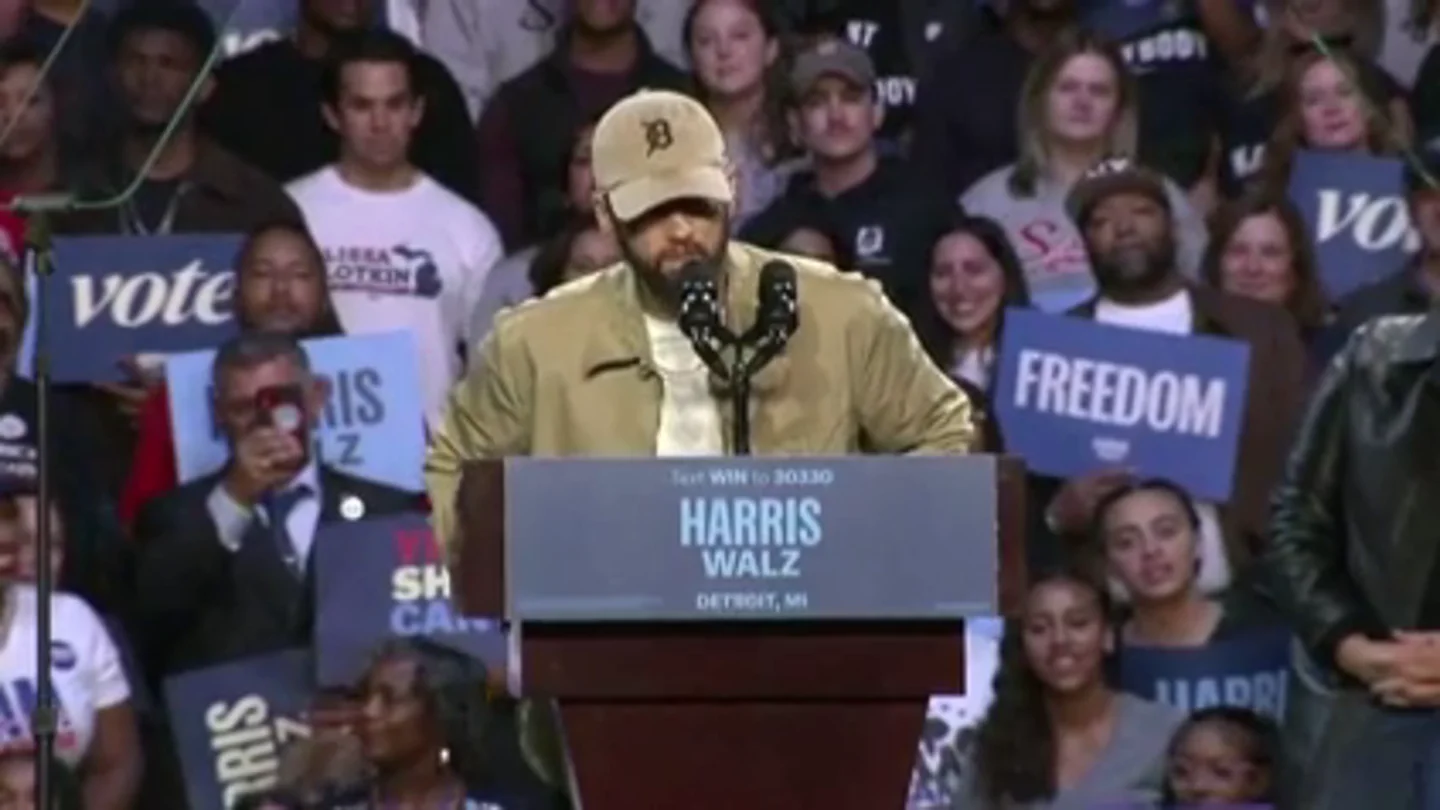Eminem presenta a Obama en un mitin demócrata Eminem presenta a Obama en un mitin demócrata