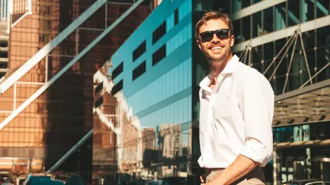 Persona vestida de beige y blanco. Persona vestida de beige y blanco.