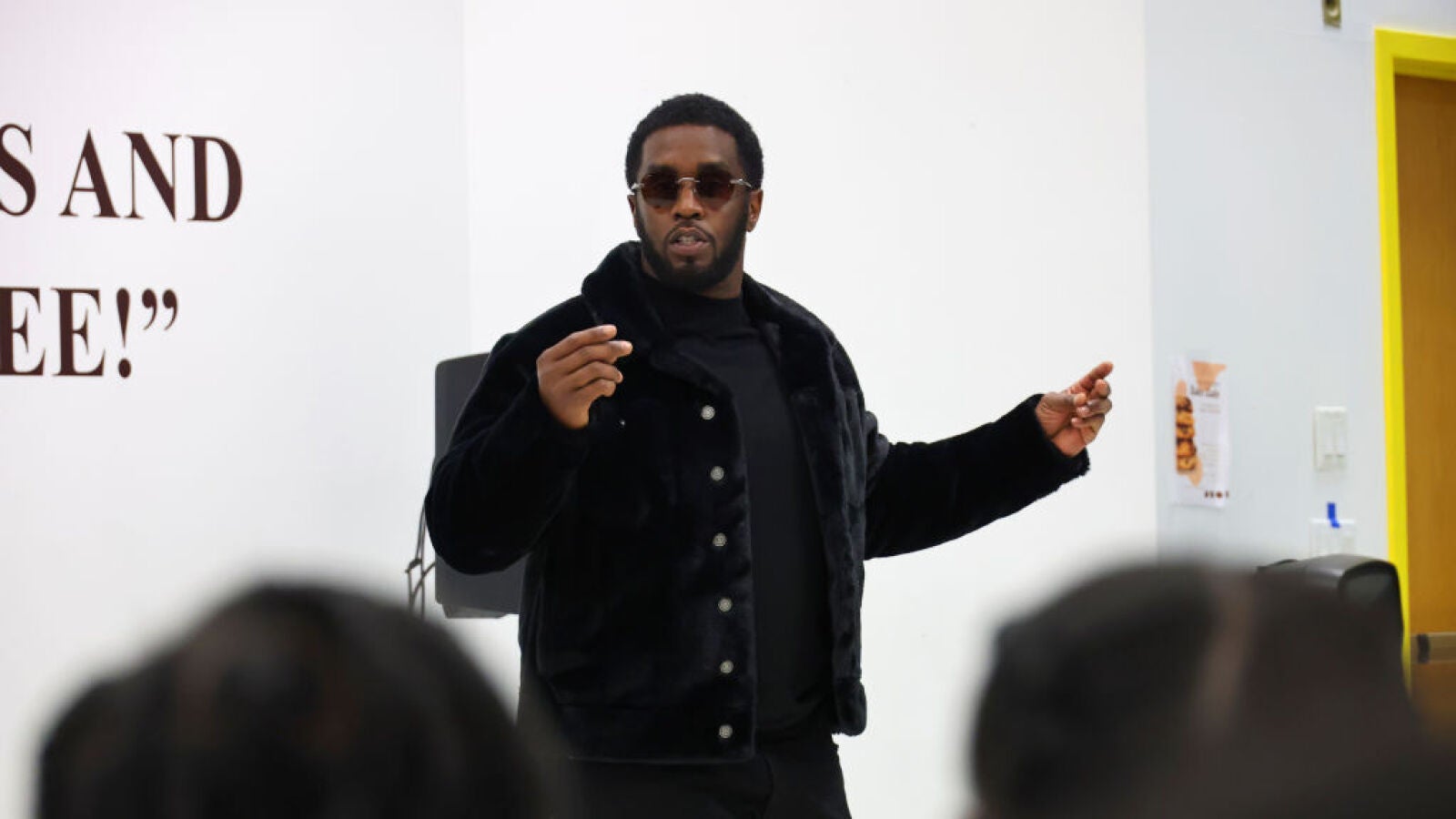 Diddy actúa como si estuviera por encima de las normas de la prisión y la trata como si fuera un centro de rehabilitación de lujo