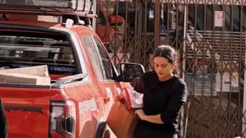 Rosalía aparece en Valencia como voluntaria Rosalía aparece en Valencia como voluntaria