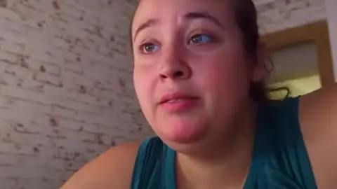 Imagen de un vídeo de YouTube de Andrea Colás Imagen de un vídeo de YouTube de Andrea Colás