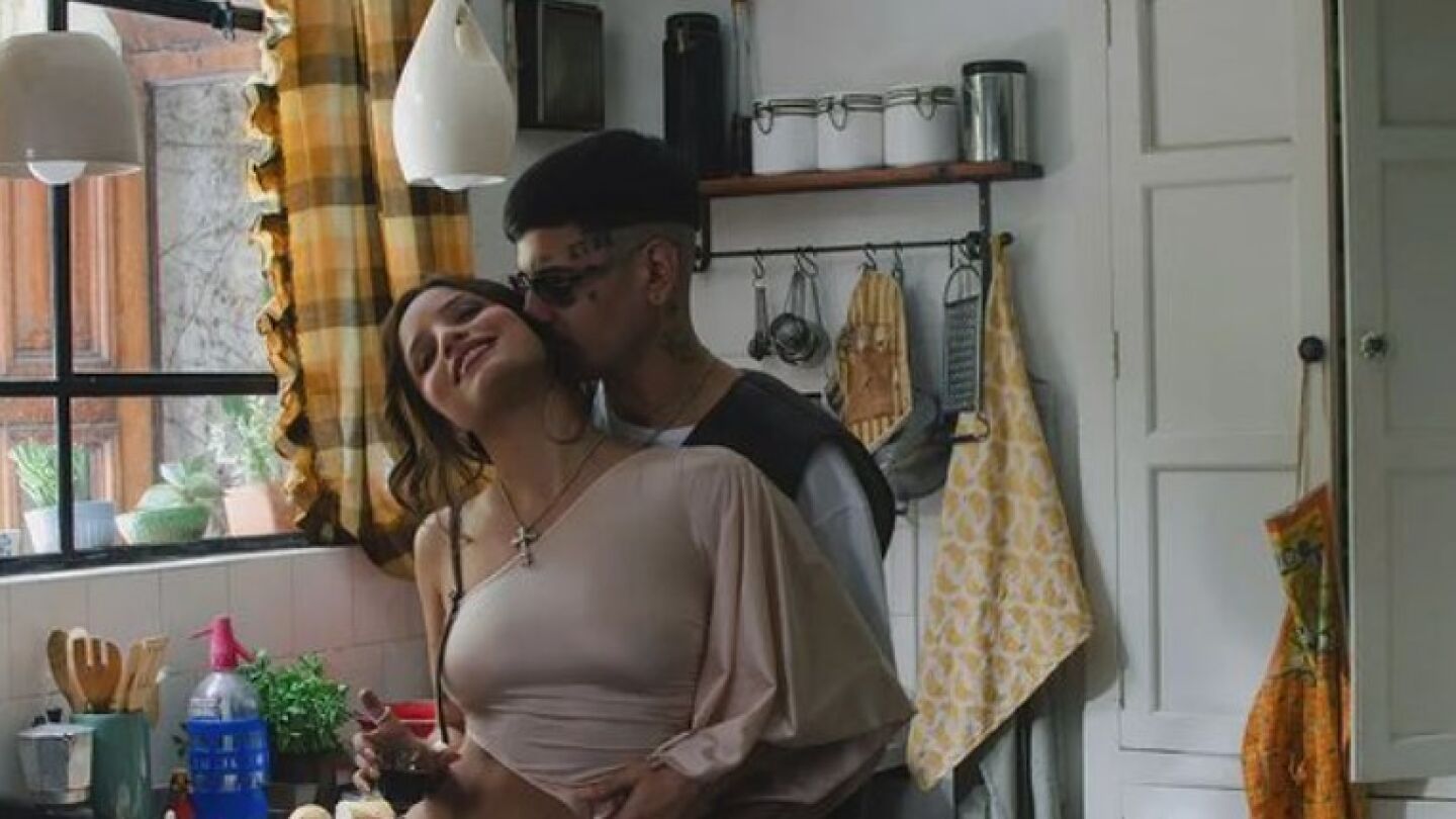 Imagen de Emilia Mernes y Duki en el videoclip de Noviogangsta