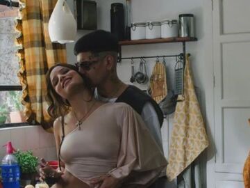 Imagen de Emilia Mernes y Duki en el videoclip de Noviogangsta