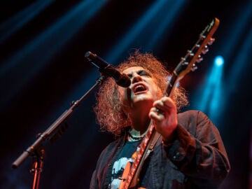 The Cure durante un concierto en 2023