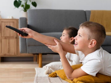 Ni&ntilde;os viendo la tele.