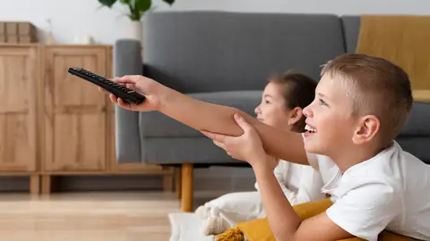 Niños viendo la tele. Niños viendo la tele.
