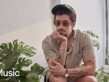Imagen de Bad Bunny en una entrevista para Apple Music
