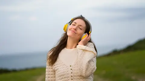 Imagen de una mujer relajada escuchando música Imagen de una mujer relajada escuchando música