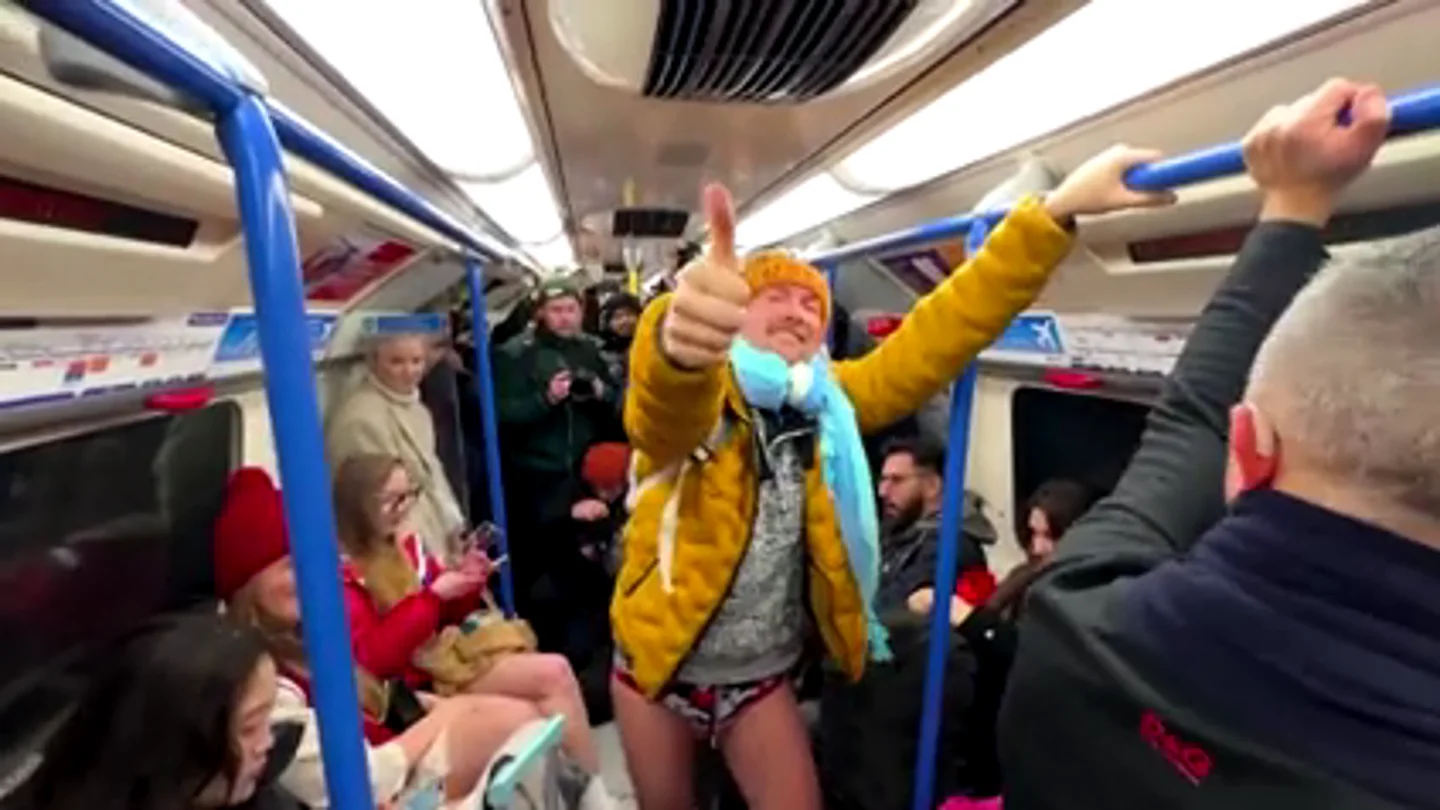 Cientos de personas se desnudan para ir en metro en Londres Cientos de personas se desnudan para ir en metro en Londres