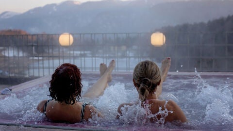 Mujeres disfrutando de un jacuzzi