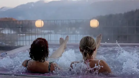 Mujeres disfrutando de un jacuzzi Mujeres disfrutando de un jacuzzi