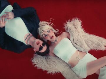 Imagen de Peso Pluma y Kenia Os en el videoclip de Tommy y Pamela
