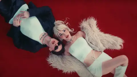 Imagen de Peso Pluma y Kenia Os en el videoclip de Tommy y Pamela Imagen de Peso Pluma y Kenia Os en el videoclip de Tommy y Pamela