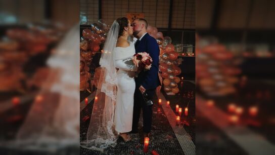 Una pareja de voluntarios que se conocieron en la DANA se casan