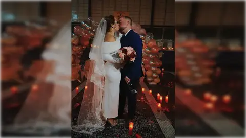Una pareja de voluntarios que se conocieron en la DANA se casan Una pareja de voluntarios que se conocieron en la DANA se casan