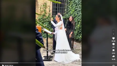 Una novia detiene su boda antes del si quiero para hacer algo sorprendente Una novia detiene su boda antes del si quiero para hacer algo sorprendente