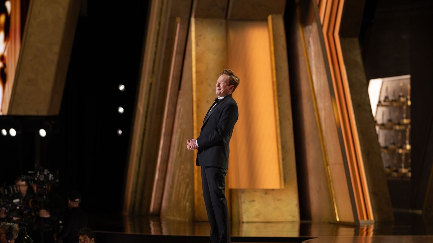 Conan O'Brien presentando los Premios Oscar 2025
