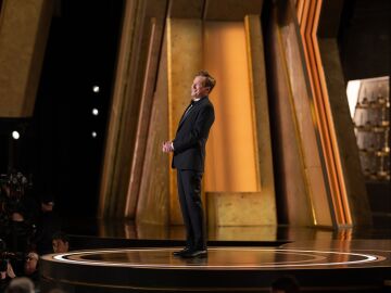 Conan O'Brien presentando los Premios Oscar 2025