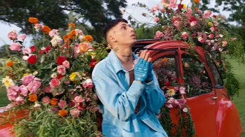 Khea en el videoclip de Efecto. Khea en el videoclip de Efecto.