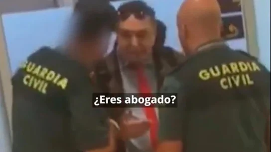 La demoledora respuesta de un guardia civil a un italiano en el aeropuerto de Tenerife La demoledora respuesta de un guardia civil a un italiano en el aeropuerto de Tenerife
