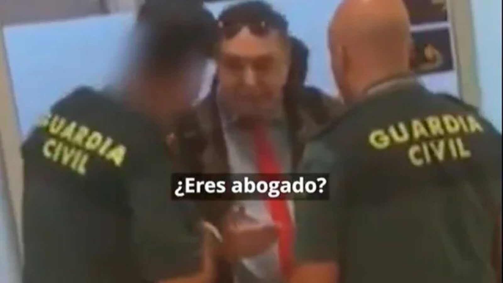 La demoledora respuesta de un guardia civil a un italiano en el aeropuerto de Tenerife que le estaba vacilando diciéndole que era abogado