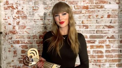 Taylor desata la locura entre los swifties al llevar un collar con una serpiente en los iHeartRadio Music Awards 2025: ¿Reputation?