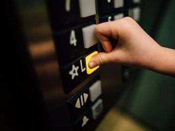 Imagen de una mano pulsando el bot&oacute;n de un ascensor