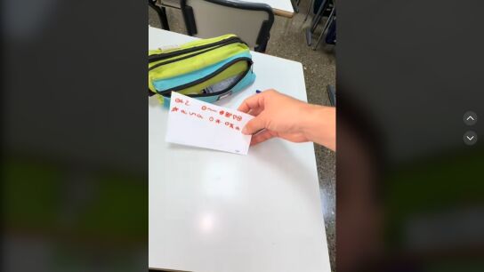 Encuentra una nota de un alumno escrita en un idioma secreto y logra descifrarla