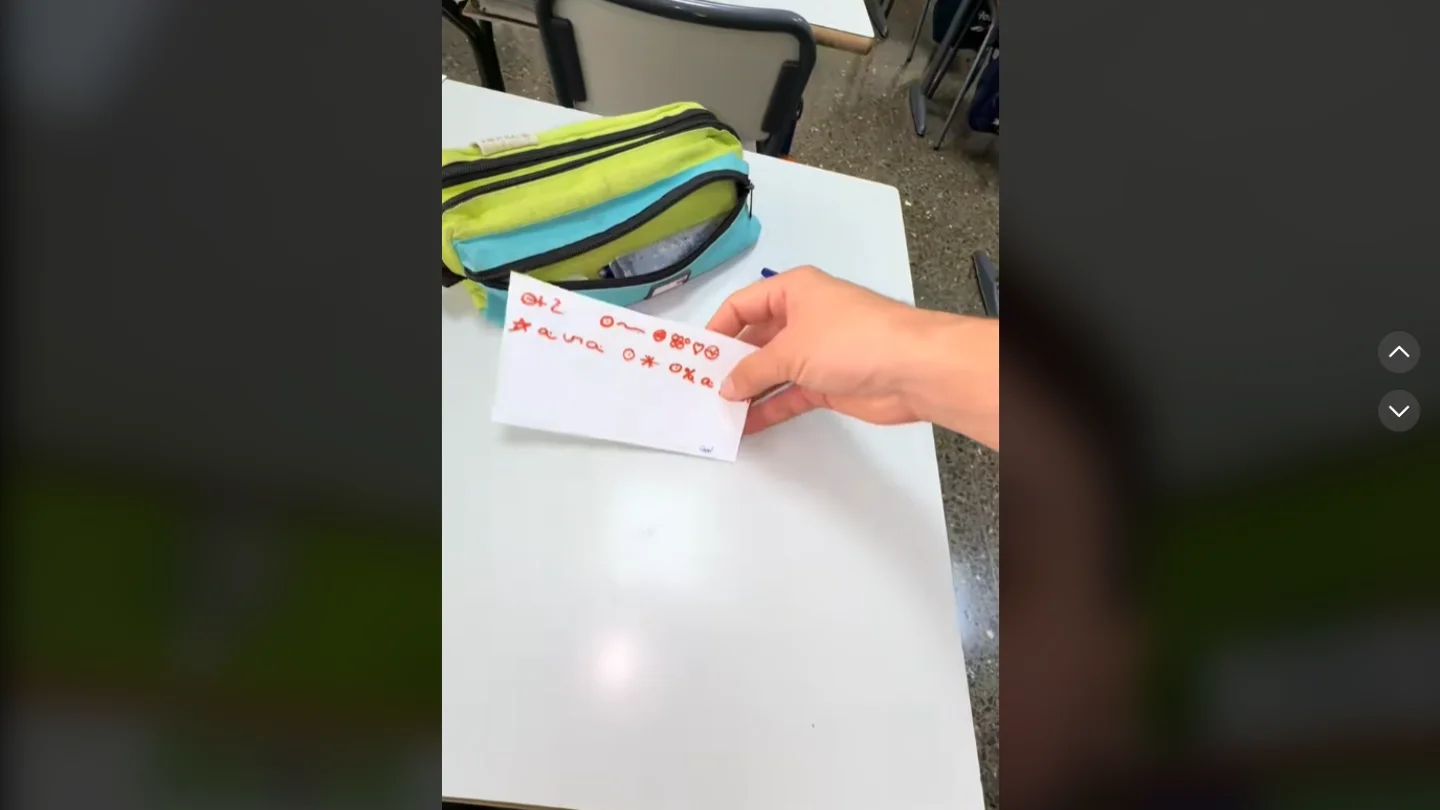 Encuentra una nota de un alumno escrita en un idioma secreto y logra descifrarla Encuentra una nota de un alumno escrita en un idioma secreto y logra descifrarla